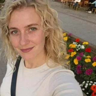 Kobieta zainteresowana lekkim flirtem online